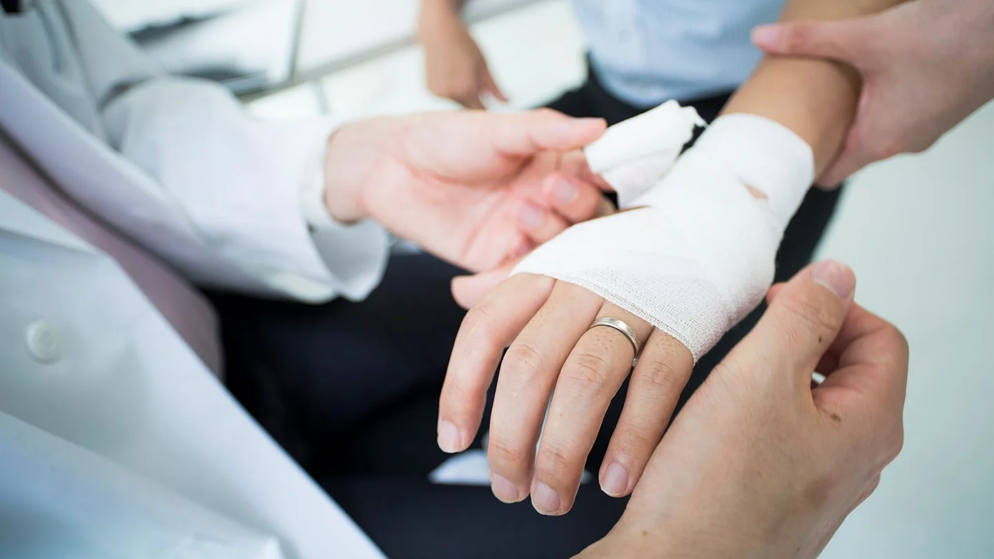 Erysipel: Ein Mann erh&auml;lt einen Verband ums Handgelenk.