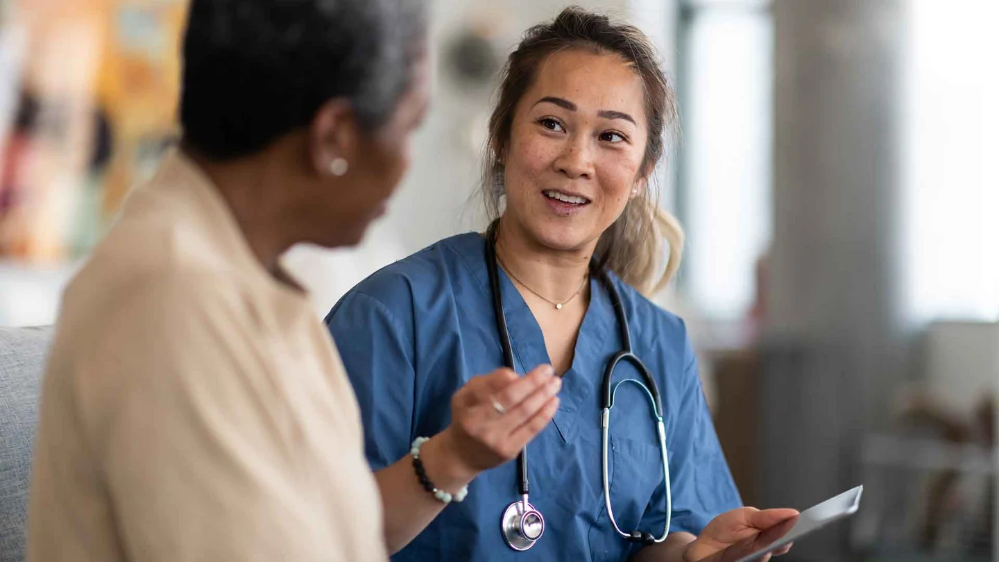 Eine Pflegefachkraft ber&auml;t eine Patientin.