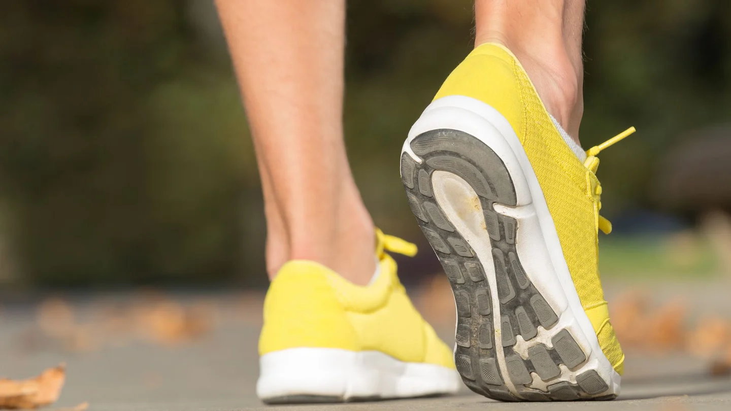 Person mit Laufschuhen.