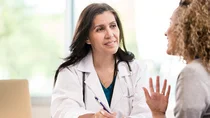 Eine Patientin spricht mit ihrer Ärztin.