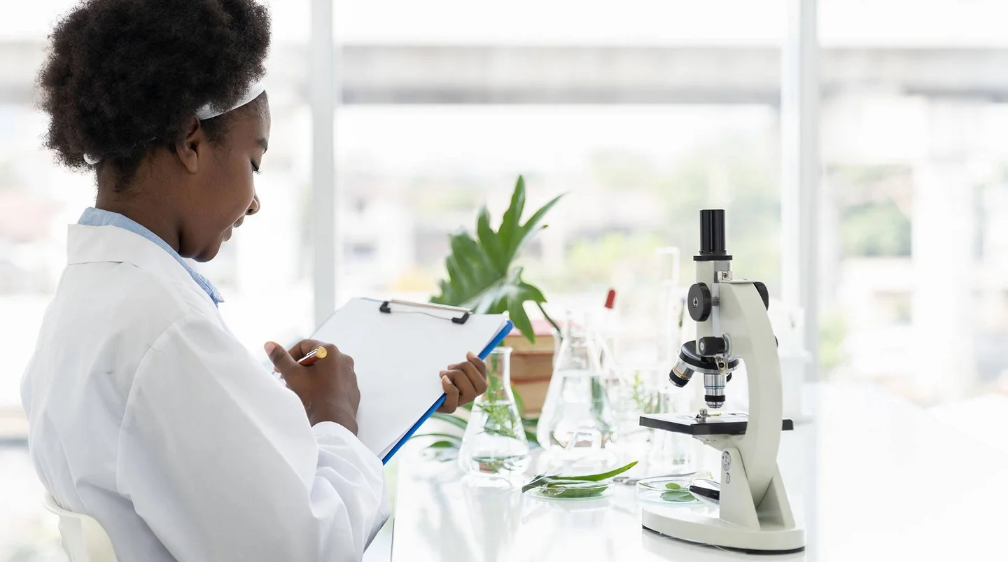 Labormitarbeiterin f&uuml;llt Formular aus.