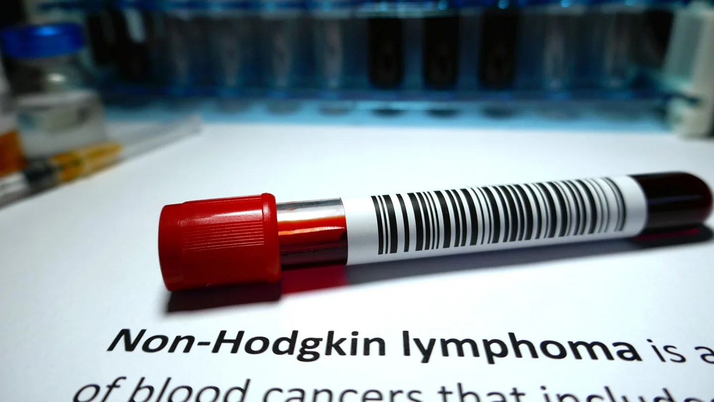 Non-Hodgkin-Lymphom: Auf einem wei&szlig;en Untergrund liegt eine Blutprobe, die mit einem Barcode versehen ist.