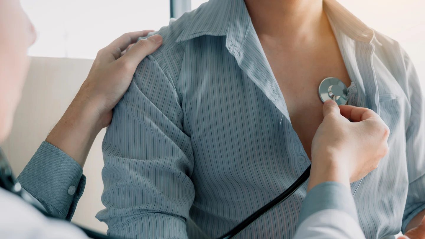 Eine Frau wird am Herzen abgeh&ouml;rt.