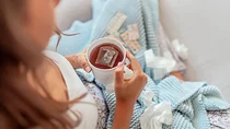 Erk&auml;ltung: Eine Frau h&auml;lt eine Tasse Tee in der Hand.