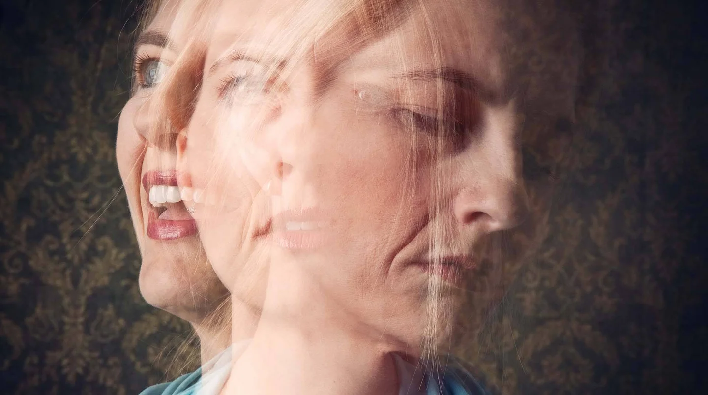 Eine Frau in verschiedenen Stimmungen: aktiv, nachdenklich, traurig.