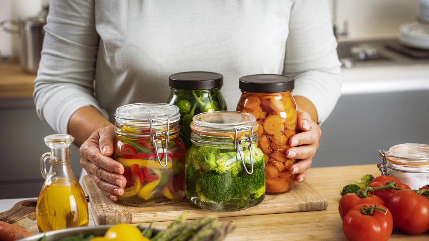 Frisches Gemüse in Einweckgläsern.